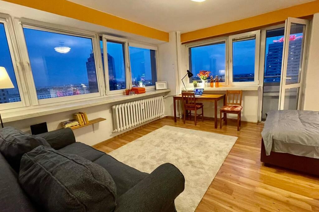 Orange Metro Fast Wifi 1Gbs Big Tv Hbo Appletv Apartment Warsaw Exterior photo